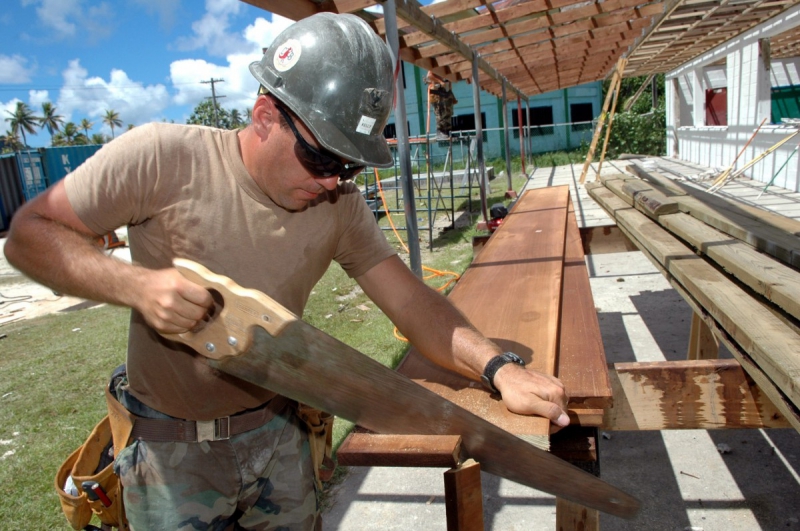 menuisier-VALBONNE-min_worker_construction_building_carpenter_male_job_build_helmet-893290